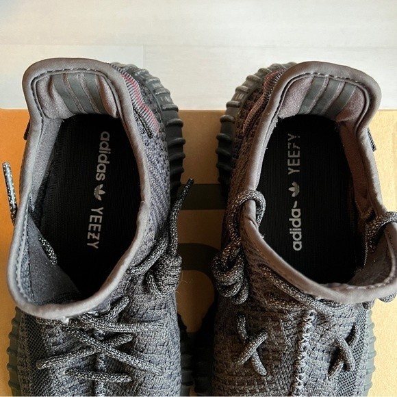 🚫SOLD🚫Adidas Yeezy Boost 350 V2 Black - Picture 2 of 6